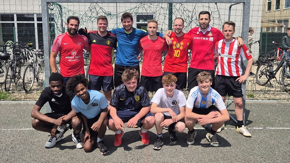 Finale schoolvoetbal: leerkrachten tegen de leerlingen